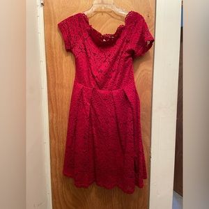 Laced red dress. Off-shoulder. Knee length.